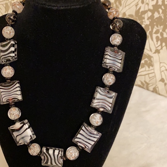 A WOW necklace In lucite in black & white Squares and beads with colored beads - Picture 5 of 9